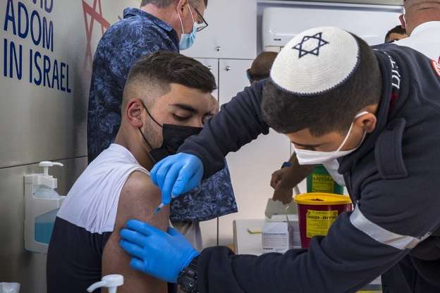 Коронавірус знову атакує «вакцинований» Ізраїль. Реаніматолог Борис Бриль пояснює, що відбувається