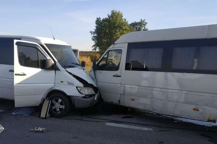 Масштабна аварія під Києвом: зіткнулися фура, мікроавтобуси та авто (фото) 