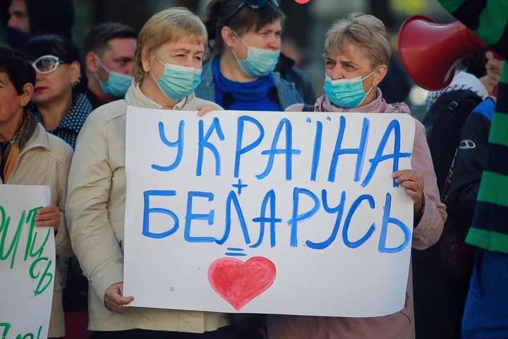 На мітингу біля Ради активісти вимагають відкрити авіасполучення з Білоруссю (фото)
