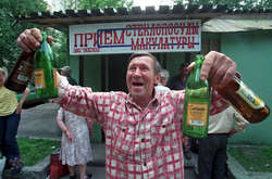 В Росії хочуть скасувати податок на доходи від збору пляшок