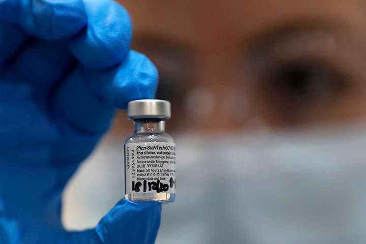 Коронавірус атакує «вакцинований» Ізраїль. Відомий лікар пояснив, навіщо громадянам третє щеплення