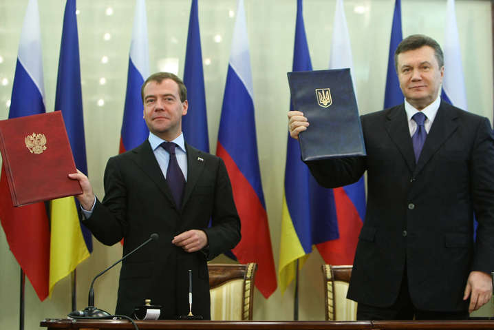 Дмитрий Медведев и Виктор Янукович после подписания харьковских соглашений - Харьковские соглашения. Януковича вызвали в Печерский суд, чтобы арестовать