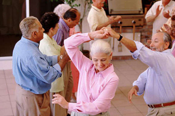 Йога, танці, доміно. Влада Дніпра за 3 млн грн організовує тижневий релакс для пенсіонерів