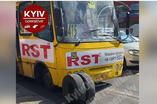 У київської маршрутки на ходу відвалилося колесо і влетіло в зупинку (відео)