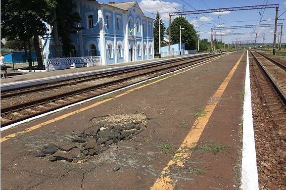 Бойовики обстрілюють залізничну станцію на Донеччині 