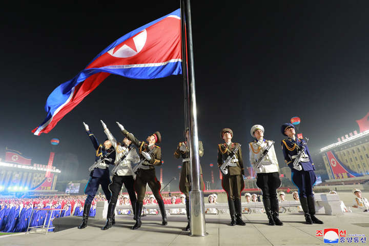 Шоу для диктатора: у КНДР пройшов парад із кіннотою та фейерверками (фото)