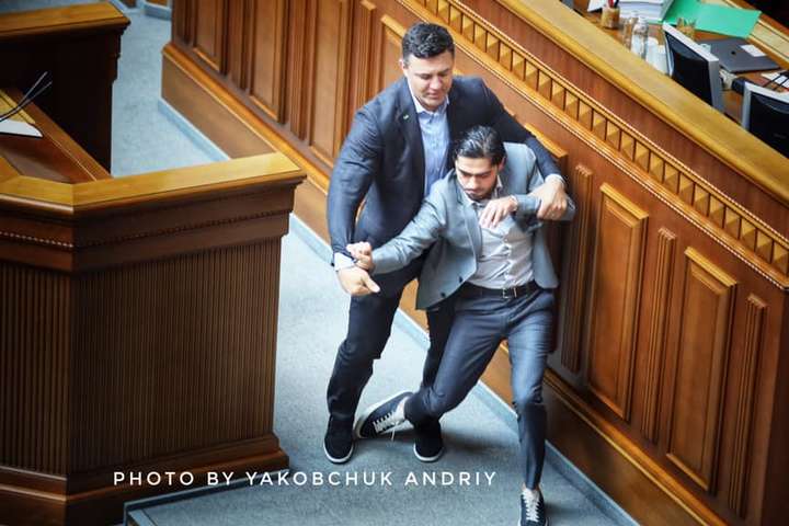 Нардепи Тищенко та Гео Лерос влаштували «танці» у Верховній Раді (фото)