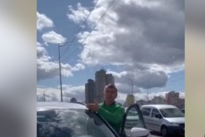 У Києві водії самоката та автівки Audi не поділили тротуар (відео)