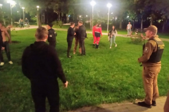 У Києві нетверезі чоловіки влаштували масову бійку в парку Перемоги (відео) 