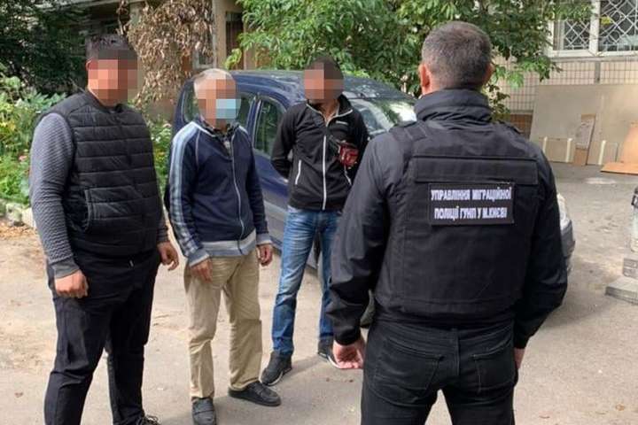 Столичні поліцейські на ринках «Троєщина» та «Юність» затримали нелегалів