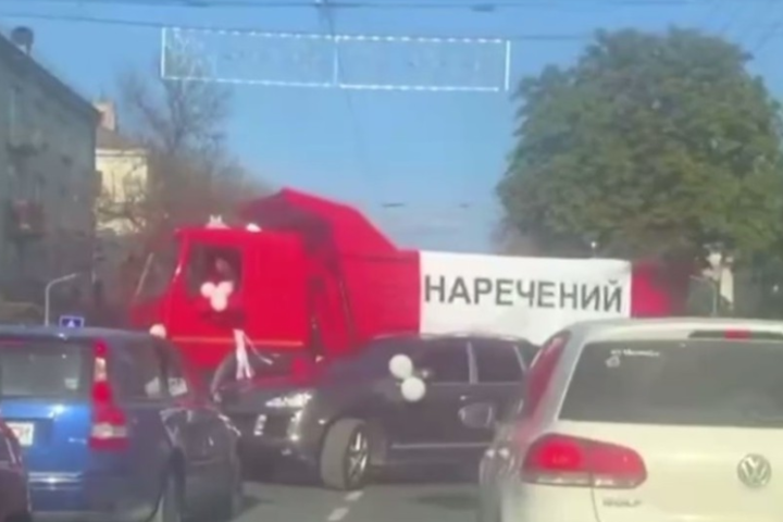 Мережу потішив весільний кортеж з червоних вантажівок у столиці (відео) 