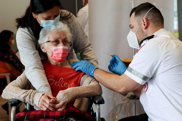 Каждый день в Израиле, население которого около 10 млн человек, фиксируется больше 10 тысяч новых случаев Covid-19 - Почему коронавирус снова атакует «вакцинированный» Израиль? Интервью с реаниматологом Борисом Брилем