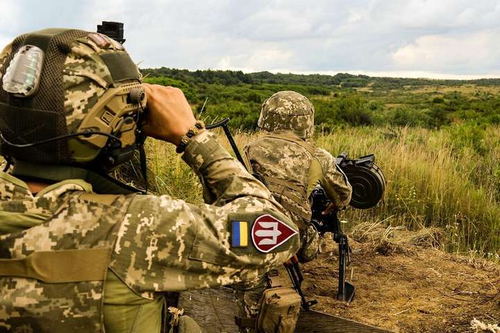 Бойовики на Донбасі 12 обстріляли позиції ООС: двоє військових поранені