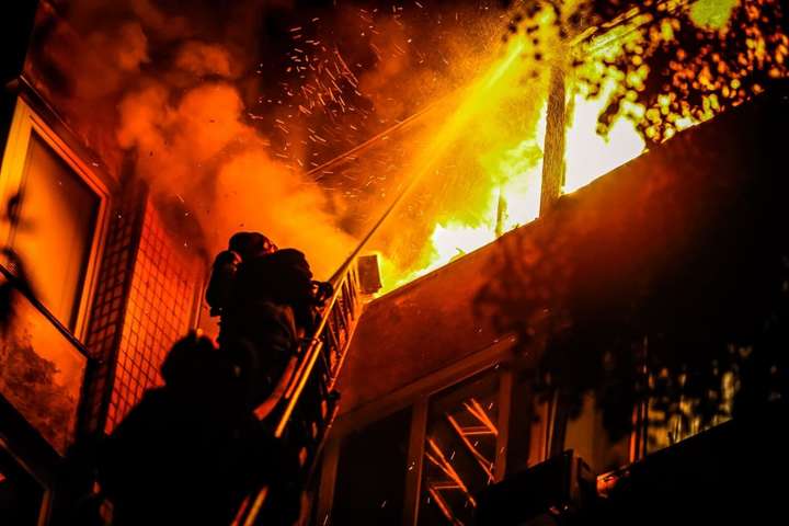 У Києві сталася масштабна пожежа, загинула жінка 