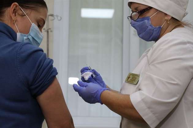 Учителів Київщини вакцинуватимуть прямо в школах 