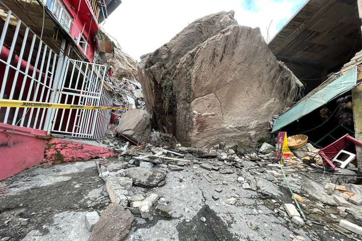 У Мексиці скеля обвалилася на житлові будинки, є загиблі та поранені