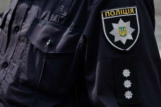 В Донецкой области полицейские украли урну для мусора (видео)