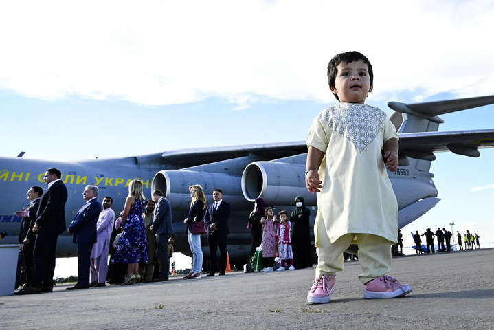 Україна евакуює ще понад 150 громадян з Афганістану