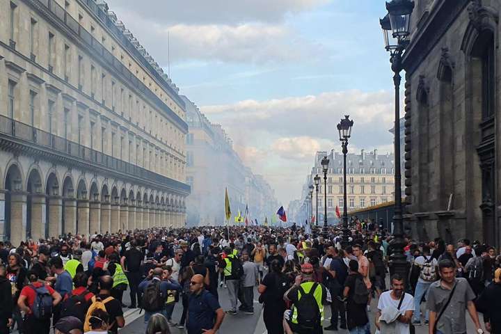 У Парижі протести проти ковід-паспортів закінчилися сутичками з поліцією (фото)