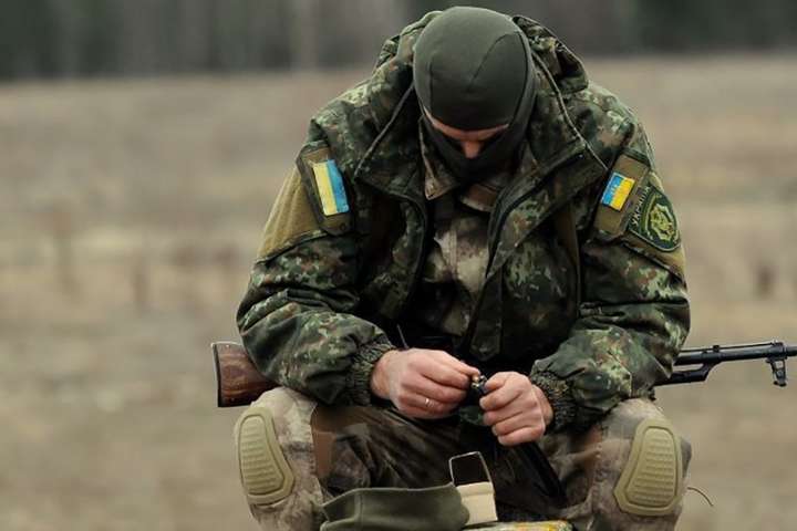 На Донбасі внаслідок обстрілу окупантів загинув військовий
