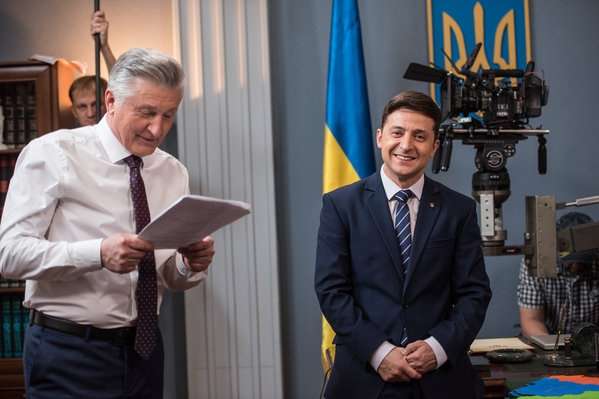 У День українського кіно президент видав два укази - Зеленський нагородив орденом героя серіалу «Слуга народу»