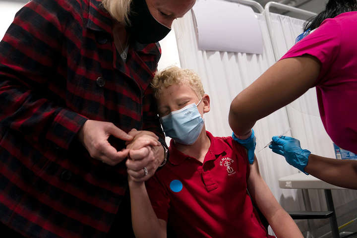 У компанії Pfizer заявили, що вакцина від коронавірусу для дітей 5-12 років буде готова через місяць