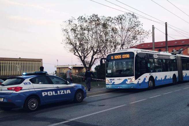 В Італії чоловік з ножем напав на людей в автобусі