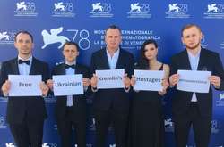 Учасники акції перед прем'єрою фільму підняли плакати Free Ukrainian Kremlin's Hostages