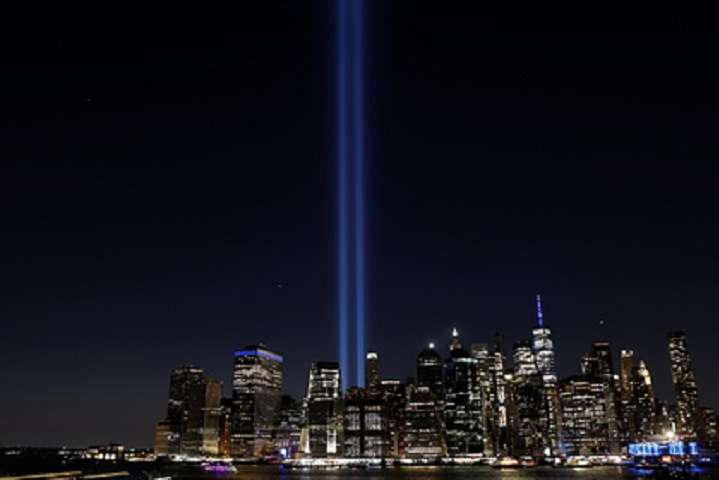 Над Нью-Йорком виросли дві колони світла в пам'ять про теракти 11 вересня