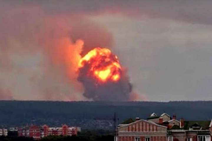 В окупованому Донецьку стався вибух на нафтобазі (відео)
