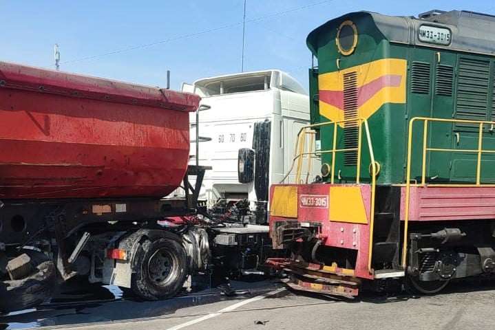 На Київщині локомотив протаранив вантажівку