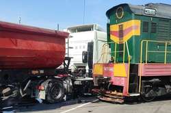 На Київщині локомотив протаранив вантажівку