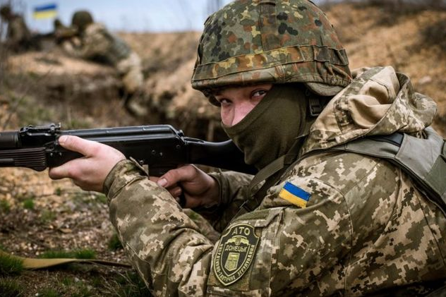 Сутки на Донбассе: один военный погиб, трое раненых 
