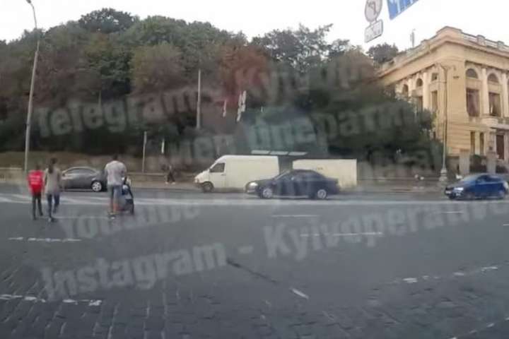 У Києві горе-батьки з двома маленькими дітьми переходили дорогу в забороненому місці 