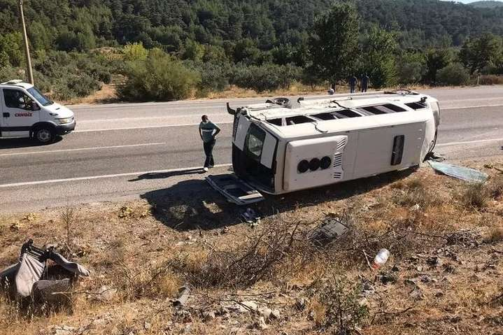 В Турции перевернулся автобус с украинскими туристами, много пострадавших