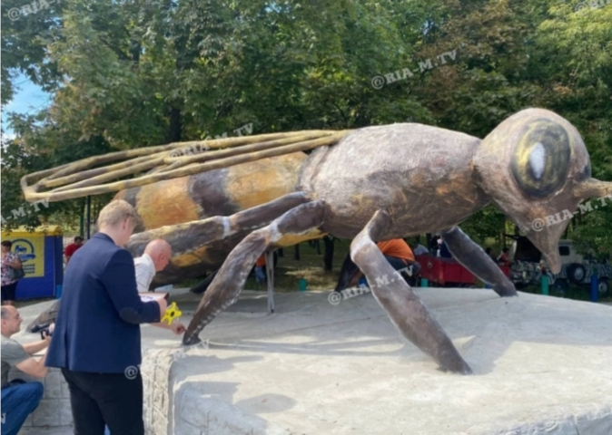 Пам'ятник бджолі на Запоріжжі визнали найбільшим у світі