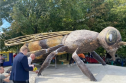 Пам'ятник бджолі на Запоріжжі визнали найбільшим у світі