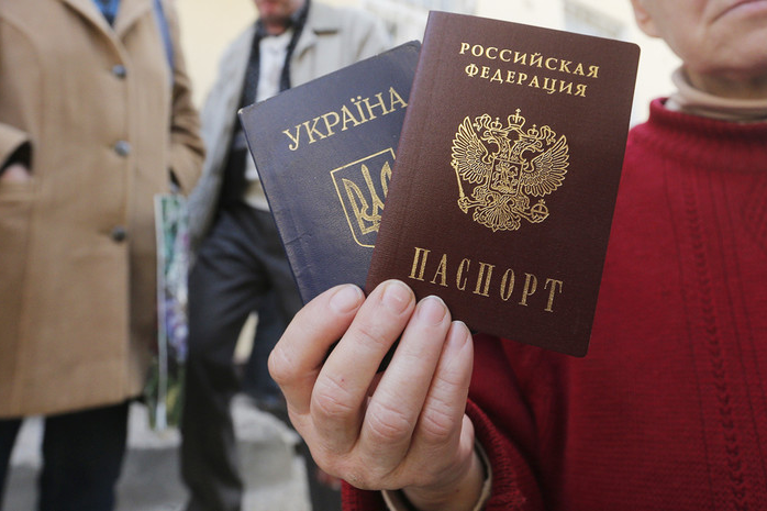 «Это оккупация»: Данилов раскритиковал раздачу российских паспортов в ОРДЛО 