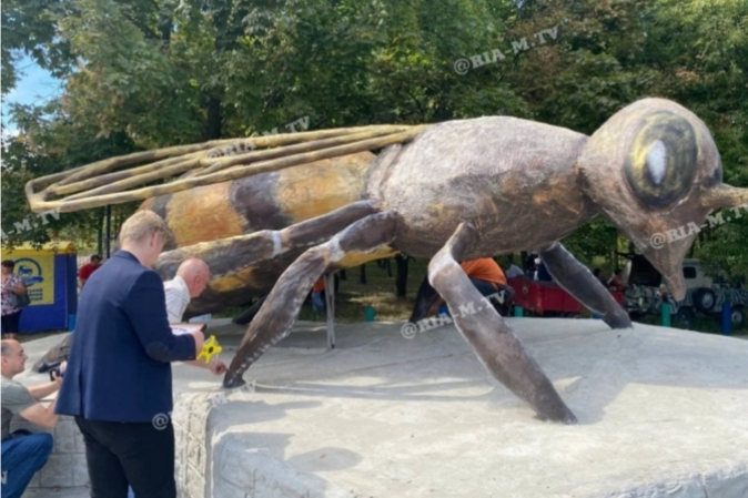 Памятник пчеле в Запорожской области признали крупнейшим в мире 