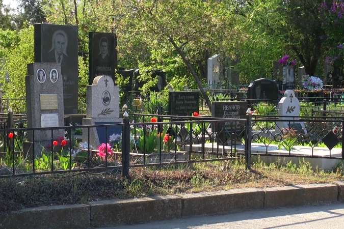 Столичні чиновники торгували місцями на кладовищах