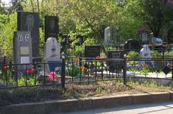 Столичні чиновники торгували місцями на кладовищах
