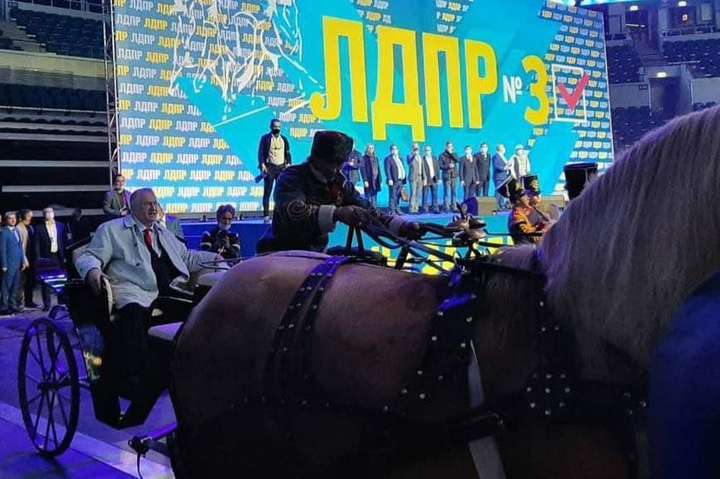 Жириновський приїхав на з'їзд партії трійкою коней (відео)