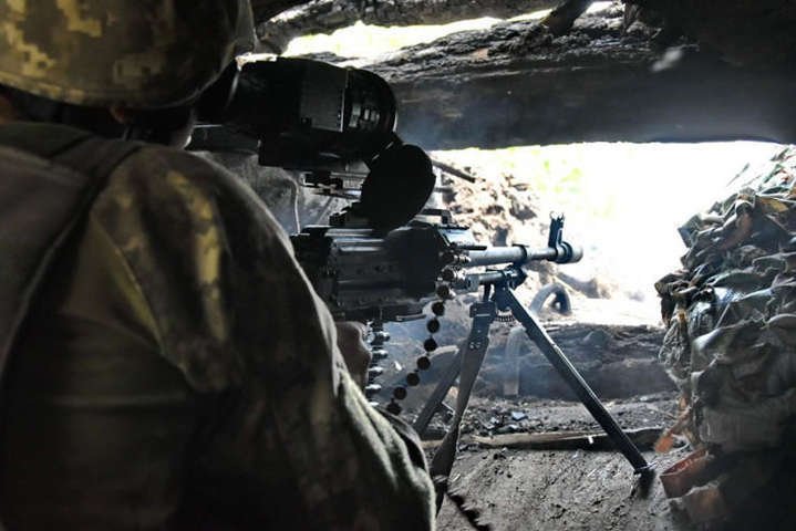 Війна на Донбасі: 13 обстрілів за добу, один захисник України загинув