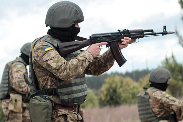 Война на Донбассе: 12 обстрелов за сутки, один защитник Украины погиб