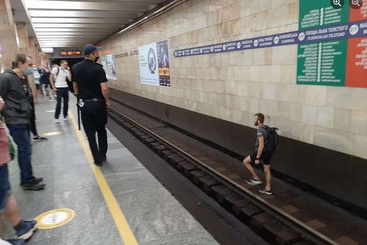 Чоловік напідпитку зупинив рух столичного метро 