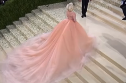 19-летняя Билли Айлиш впервые вышла на публику в платье с декольте (фото)