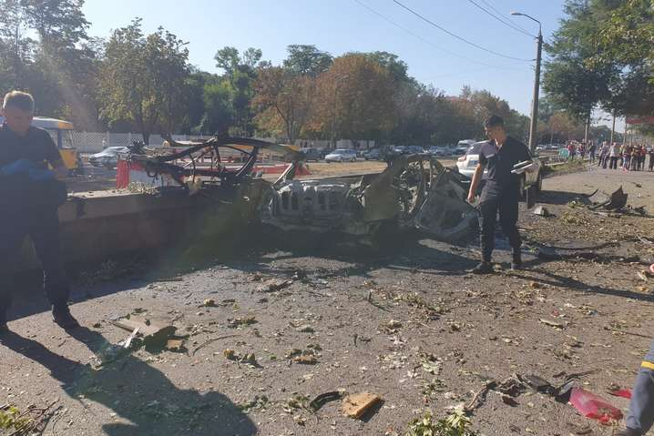 Взрыв автомобиля Nissan Primera произошел на проспекте Богдана Хмельницкого - В Днепре взорвался автомобиль: два человека погибли
