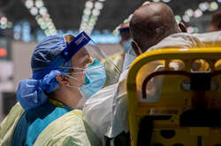 У США від коронавірусу померло майже 664 тисячі осіб