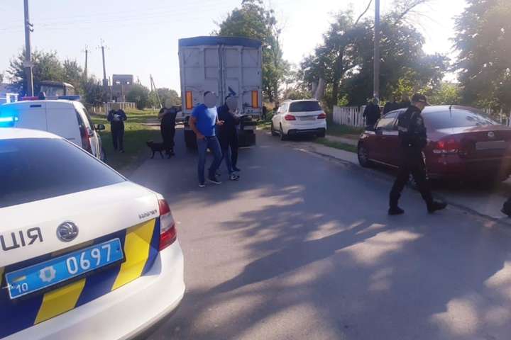 На Київщині у Чупирі перекрита дорога: поліція розслідує незаконне вивезення зерна 