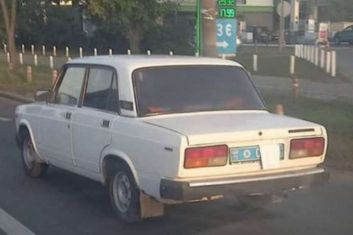 На вулицях Києва помітили автомобіль з прикритими поліцейськими номерами (фото) 